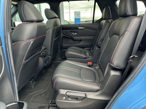 Used 2025 Honda Pilot TrailSport image 12