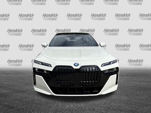 Used 2024 BMW i7 xDrive60 AWD/4WD image 3