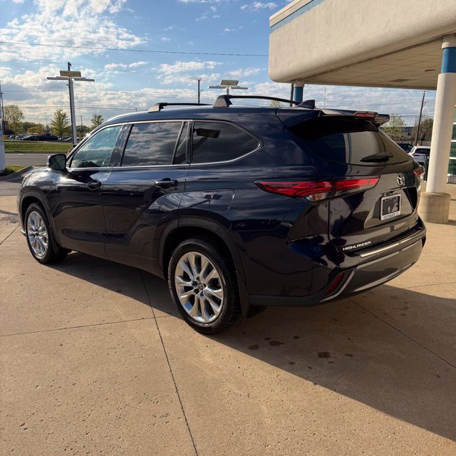 Used 2021 Toyota Highlander Limited AWD/4WD image 3
