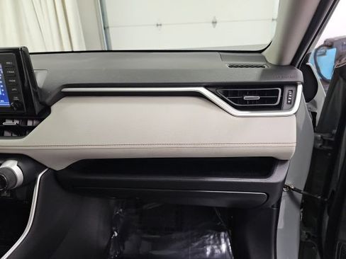 Used 2019 Toyota RAV4 XLE Premium w/ Cold Weather Package AWD/4WD image 39