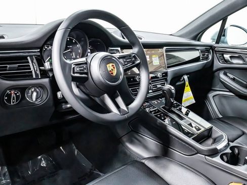 Certified 2025 Porsche Macan image 4
