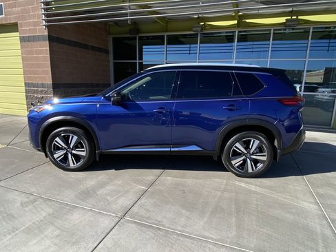 Used 2023 Nissan Rogue SL w/ SL Premium Package image 2