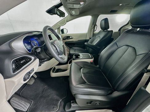 Used 2024 Chrysler Pacifica Touring-L FWD image 13