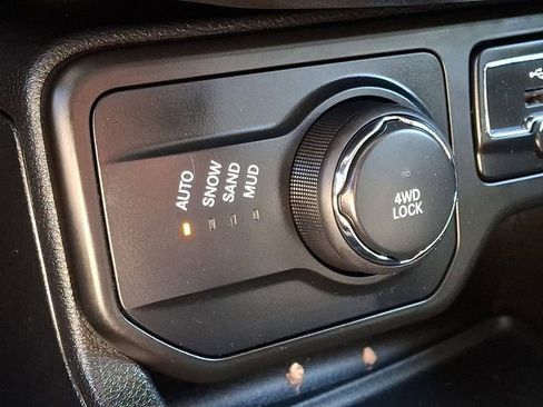 Used 2018 Jeep Renegade Latitude w/ Cold Weather Group AWD/4WD image 23