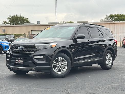 Used 2024 Ford Explorer XLT w/ Equipment Group 202A image 2