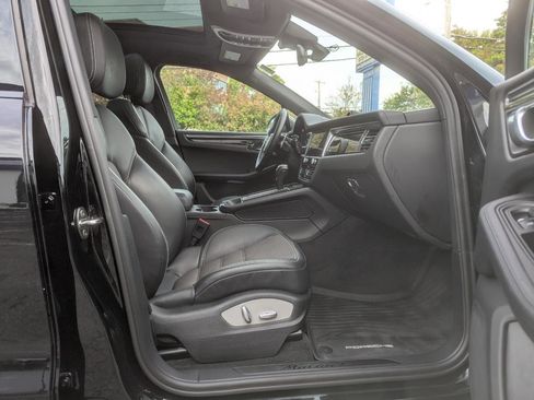 Used 2023 Porsche Macan AWD/4WD image 30