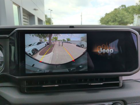 Used 2025 Jeep Wrangler Unlimited Sahara AWD/4WD image 22