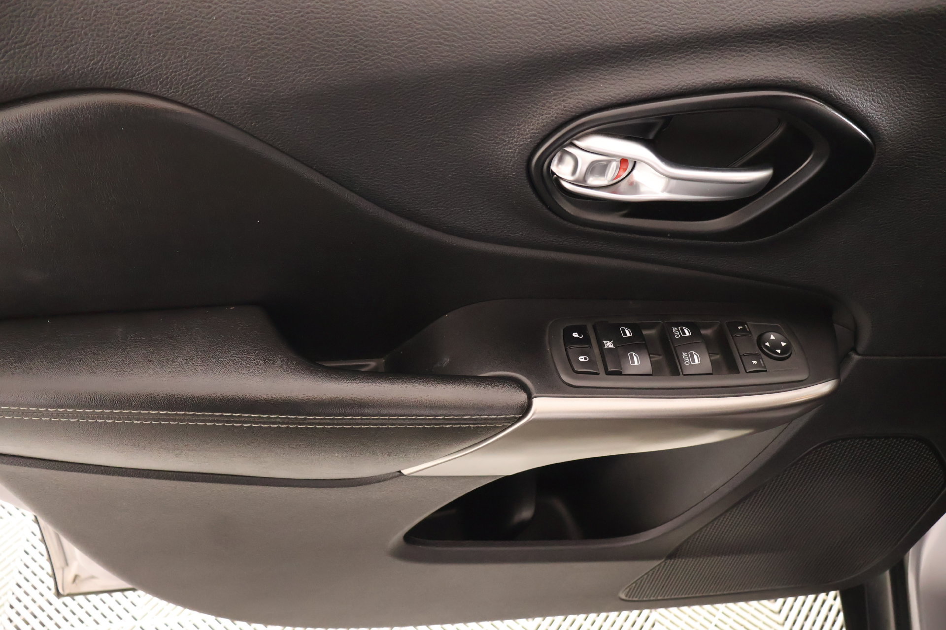 Used 2021 Jeep Cherokee Latitude Lux w/ Comfort/Convenience Group FWD image 15
