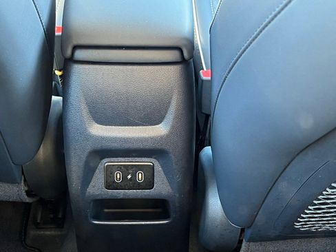 Used 2025 Hyundai Venue Limited image 18