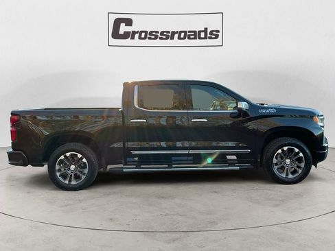 Used 2022 Chevrolet Silverado 1500 High Country w/ Technology Package image 6