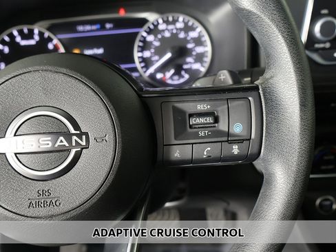 Used 2023 Nissan Rogue SV image 3