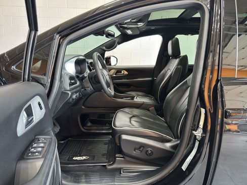Used 2025 Chrysler Pacifica Limited FWD image 18