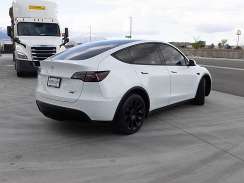 Used 2022 Tesla Model Y Long Range image 5