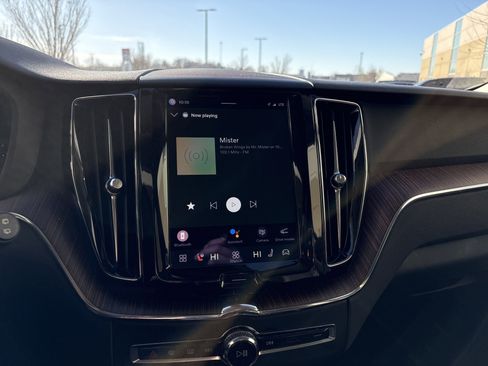 Used 2022 Volvo XC60 B5 Momentum w/ Climate Package image 22