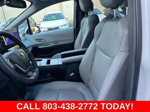 Used 2025 Toyota Sienna XLE FWD image 8