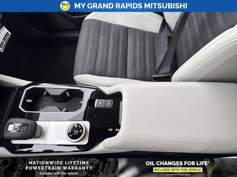 New 2026 Mitsubishi Outlander SE image 19