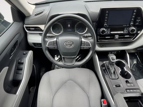 Used 2022 Toyota Highlander LE AWD/4WD image 10