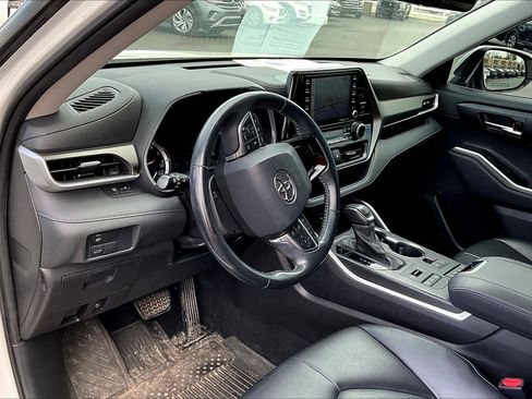 Used 2021 Toyota Highlander XLE image 4