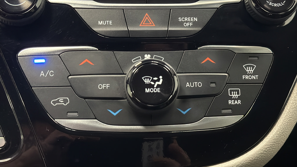 Used 2024 Chrysler Pacifica Touring-L FWD image 17