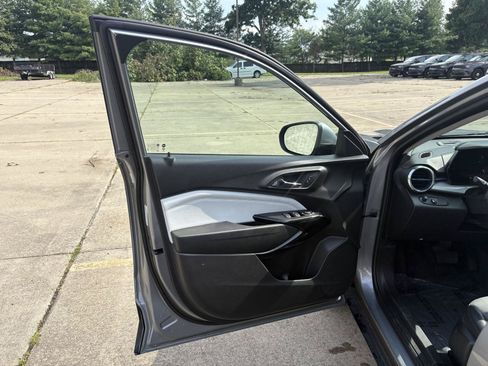 Used 2025 Chevrolet Trax LT FWD image 3