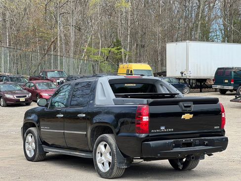 Used 2011 Chevrolet Avalanche LTZ AWD/4WD image 4
