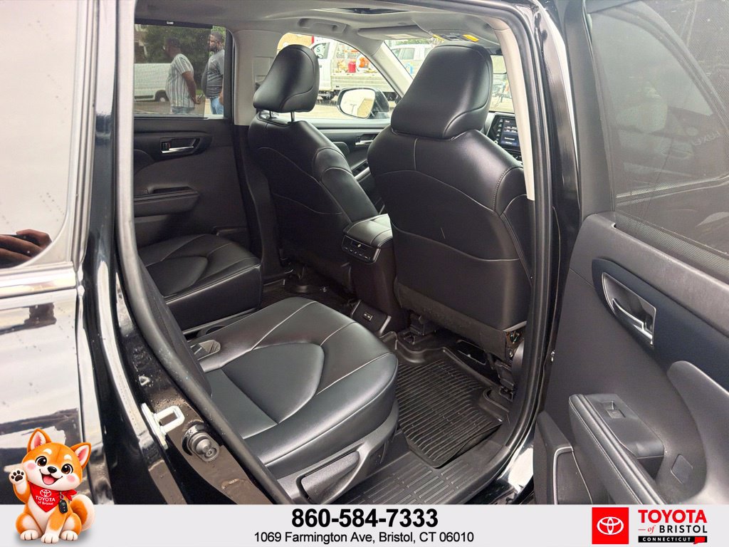Used 2022 Toyota Highlander XLE AWD/4WD image 42