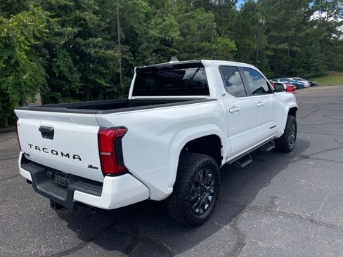 Used 2025 Toyota Tacoma SR5 AWD/4WD image 17