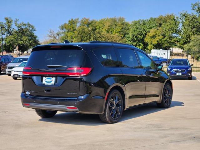Used 2025 Chrysler Pacifica Limited FWD image 7