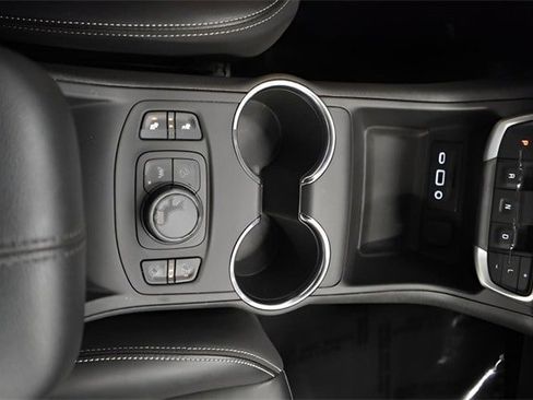 Used 2024 GMC Terrain SLT image 29