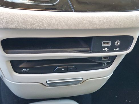 Used 2019 Chrysler Pacifica Limited image 27