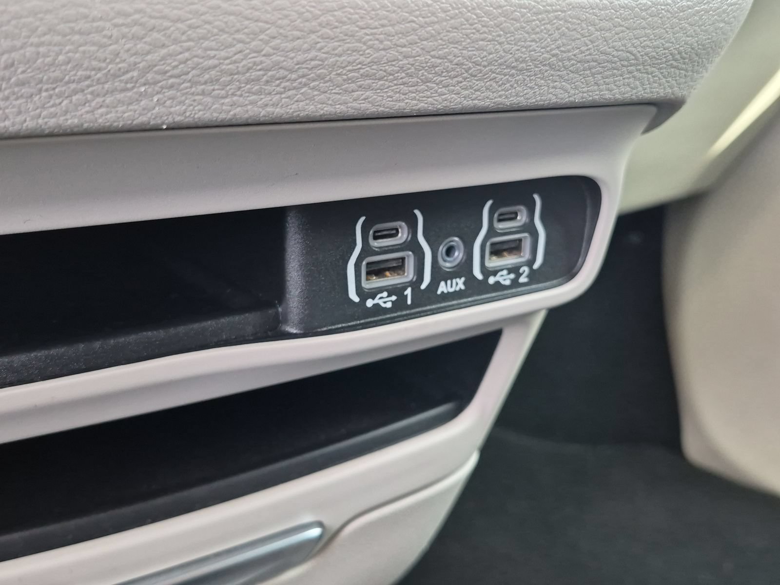 Used 2024 Chrysler Pacifica Touring-L FWD image 30