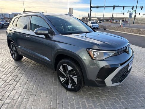 Certified 2025 Volkswagen Taos SE image 9