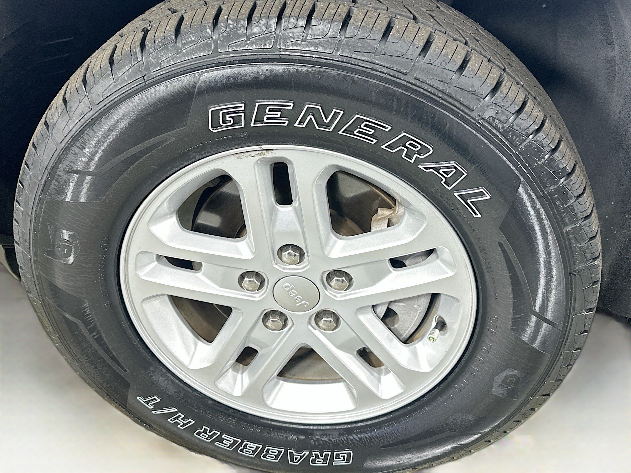 Used 2023 Jeep Grand Cherokee Laredo AWD/4WD image 28