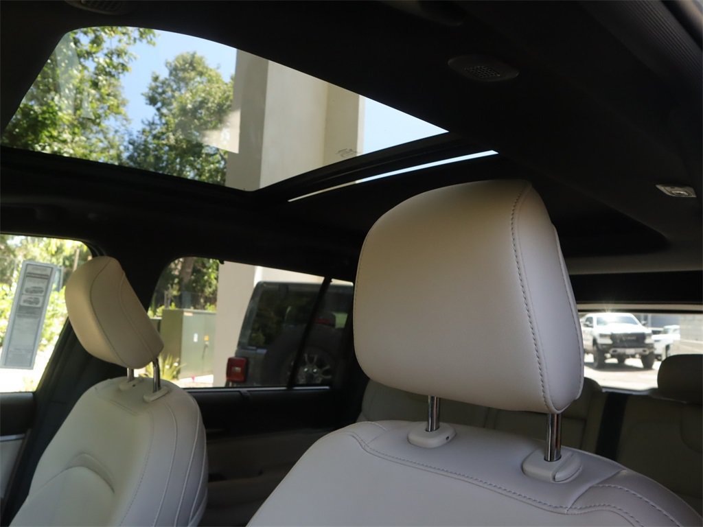 New 2023 Jeep Grand Cherokee Overland w/ Rear Seat Video Group I RWD image 23