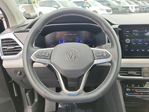Used 2025 Volkswagen Taos SE AWD/4WD image 19