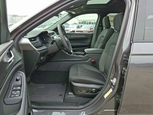 New 2025 Jeep Grand Cherokee Laredo w/ MOPAR Finishing Package AWD/4WD image 8