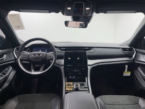 New 2025 Jeep Grand Cherokee Altitude image 6