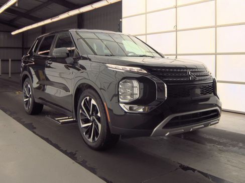 Used 2022 Mitsubishi Outlander SE FWD image 2