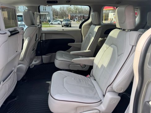 Used 2017 Chrysler Pacifica Limited image 30