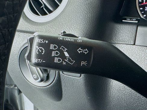 Used 2018 Volkswagen Tiguan Limited w/ Premium Package FWD image 14