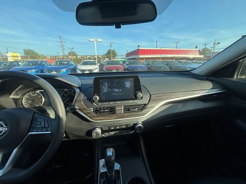 Used 2025 Nissan Altima 2.5 SV image 17