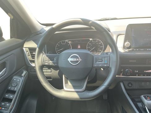 Used 2025 Nissan Rogue SV w/ SV Premium Package FWD image 18