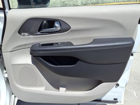 Used 2023 Chrysler Pacifica Touring-L FWD image 10