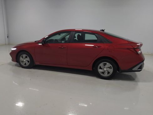 Used 2025 Hyundai Elantra SE FWD image 3