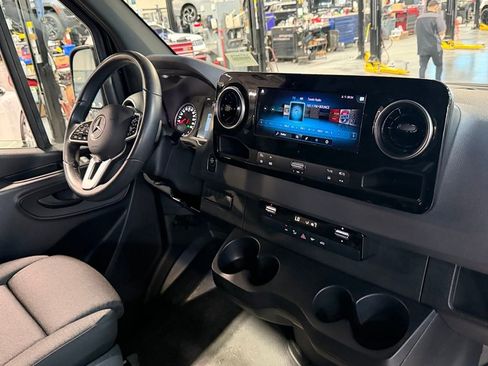 Used 2024 Mercedes-Benz Sprinter 2500 image 25