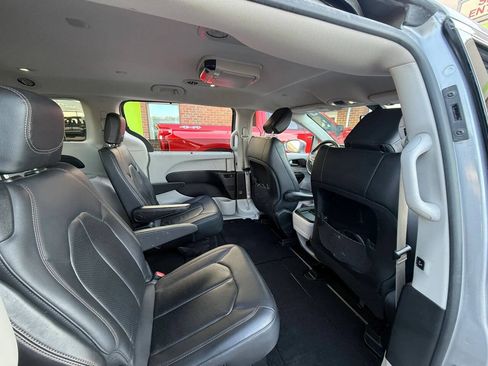 Used 2018 Chrysler Pacifica Touring-L FWD image 23