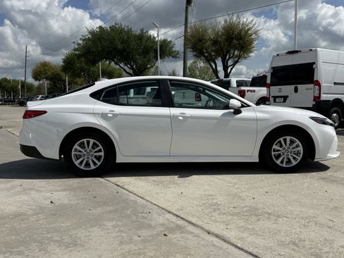 Used 2025 Toyota Camry LE image 3