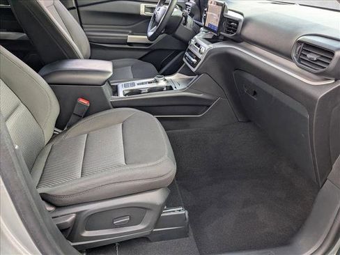 Used 2023 Ford Explorer XLT image 19