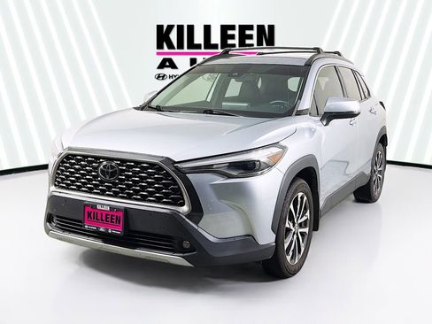 Used 2022 Toyota Corolla Cross XLE image 3