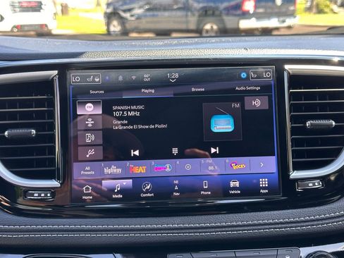 Used 2025 Chrysler Pacifica Limited image 38